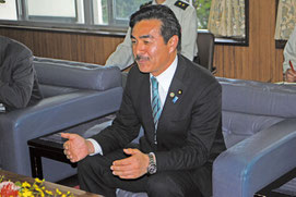 中山市長と会談する佐藤政務官=22日午後、市役所