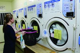 コインランドリーを利用する主婦=24日夜、石垣市登野城