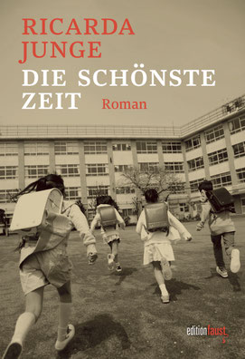 Auf dem Cover von "Die schönste Zeit" ist ein Schwarz-weiß-Bild. Kinder mit Lederranzen laufen auf ein Gebäude zu.