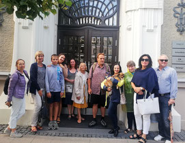 Riga free tour guide Philip Birzulis with a group in front of an Art Nouveau building