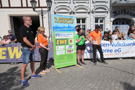 10 Jahre Altstadtlauf Dank zahlreicher Unterstützung. Bei der Eröffnungsrede Karsten Krüger (SV Preußen 90 Beeskow), Ramona Roggan (Raiffeisen-Volksbank Oder-Spree) und Madlen Bremer (Leichtathletik in Beeskow), v.l.n.r.