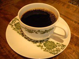 SHIBA COFFEEさんのホットコーヒー。店内にある豆から選んでその場で挽いてもらったものをハンドドリップで抽出して頂く。