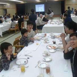 　製鉄構内は写真撮影禁止なので見学スナップ写真もなければ工場での集合写真もない。写真は八幡ロイヤルホテルでの工場見学後の会食風景　2017/10/7撮影