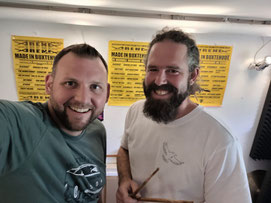 Hanke Blendermann (links) und Nick Reinartz spielten 2005 mit ihrer ersten Band "Peacecakes" zu Beginn ihrer Musikerlaufbahn auf der Freizeithaus-Bühne - und kämpfen nun für deren Erhalt - Foto: H. Blendermann