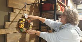 Susann Schümann mit einem maritimen Holzkranz im "Vielfach" Einkaufszentrum Marktplatz Galerie, Hamburg - Bramfeld