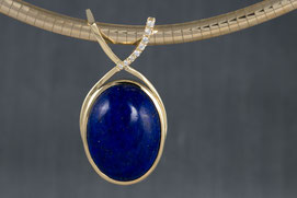 Goldschmiede Backhaus, Schmuck, Handarbeit, Unikat, Einzelstück, John-Michael Mendizza, Anhänger, Lapis lazuli, Brillant, Gelbgold 585