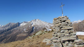 Il cippo con la croce di vetta della Cima Lariè