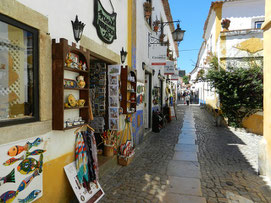 gepflasterte Gasse in Obidos mit Kunsthandwerk-Läden