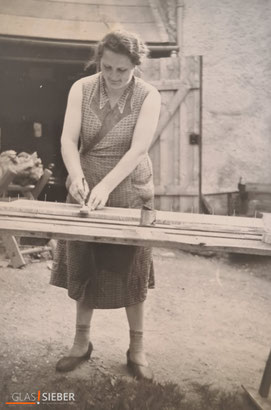 Alice Sieber beim Glas schneiden