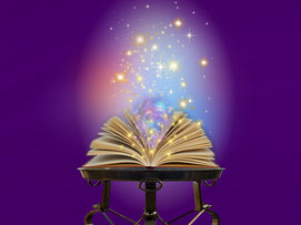 Bild, KI generiert. Lila Hintergrund. In der Mitte liegt auf einem runden Tischchen ein aufgeblätterte Buch, von dem aus helle Funken aufsteigen. Magisch. 