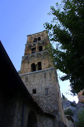 Bild: Glockenturm der Pfarrkirche Notre-Dame-de-l´Assomption in Moustiers-Saint-Marie