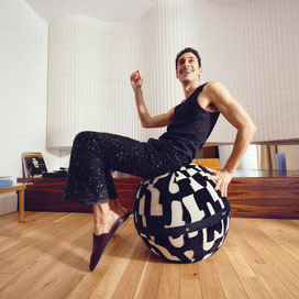 Siège ballon ergonomique design dans un espace de travail moderne, une alternative saine à la chaise de bureau classique pour améliorer sa posture.