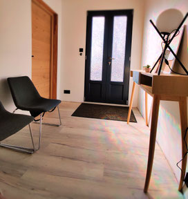 Salle d'attente lumineuse et chaleureuse du cabinet de sophrologie de Gaëlle Pages au Pertuis, Haute-Loire.spécialisée gestion du stress et burn-out 43.