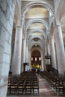 Das Mittelschiff der Abteikirche St. Philibert in Tournus