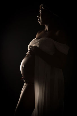 Portrait d'une femme enceinte réalisé lors d'un shooting grossesse en studio à chambéry en Savoie