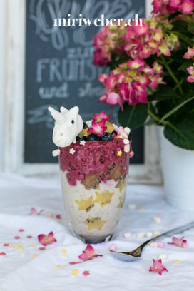 einhorn smoothie, einhorn food, unicorn food, unicorn smoothie, foodblog schweiz, healthy food, kids food, foodfotografie schweiz, blog aus der schweiz, schweizer blog, schweizer foodblog, einhorn formen, einhorn aus marzipan