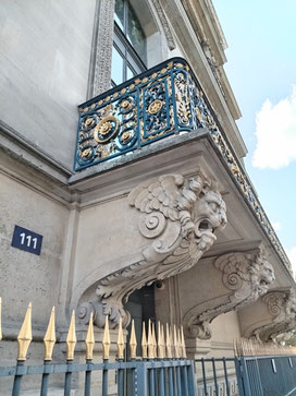 Balcon en encorbellement, soutenu par des corbeaux sculptés évoquant des griffons, sur la façade du Musée des Arts Décoratifs