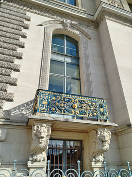 Détails des ornements de la façade du Musée des Arts Décoratifs de Paris