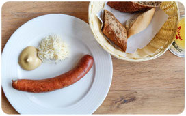 Käsekrainer mit Brot