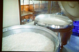 園内の調理場の大きな釜で炊きたてのご飯を提供しています