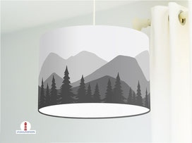 Lampe für Kinderzimmer mit Bergen und Bäumen in Grau aus Bio-Baumwolle - alle Farben möglich