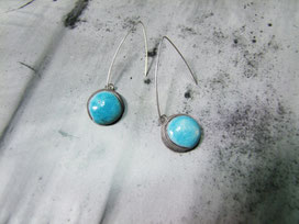 description de ces boucles d'oreilles raku bleues