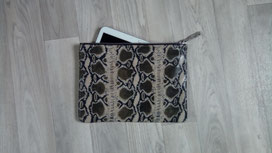 étui tablette en cuir serpent de fabrication artisanal, trousse fabriqué en france, pochette zippée