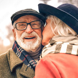 Altes Paar im Winter – gesund durch die kalte Jahreszeit – mit einem starken Immunsystem