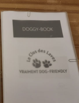 photo du guide Doggy-Book du Clos des Laves avec les adresses des restaurants qui acceptent les chiens en Auvergne