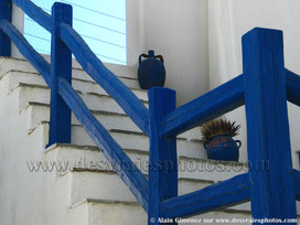 Grèce,iles grecques,santorin,Cyclades,barrières bleues,pots bleus,escaliers,murs blancs,tableau