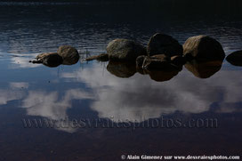 Ecosse,Loch,lac,eau,pierres,rivière,herbe,berge,reflets,ciel bleu,nuages,tableau