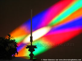 Eglise,lumière,multicolore,rosace,vitraux,murs,chandelier,bougie,fleurs,tableau