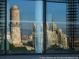 Marseille,Vieux,port,Tour Fanal,cathédrale de l'Evéchée,cathédrale de la mAjor,reflets déformés