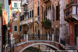Venise,Italie,arcades,canal,murs en briques,eau,ponts,façades anciennes,canal secondaire