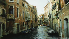 Venise,Italie,canaux,canal secondaire,embarquaderes,bateaux,façades anciennes,murs ocres,fenêtres