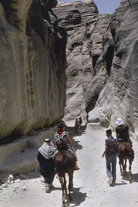 Beim Besuch der Felsenstadt Petra kamen wir Touristen durch diese Schlucht.