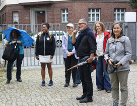 Herr Dietzen von "Grün macht Schule" begrüßt die Teilnehmer am Schultor.