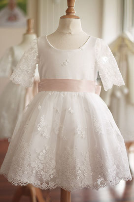 Robe cérémonie fille en dentelle manches trois quart avec ceinture rose ou vert amande ou blanche. Modèle robe cortège fille Lily par Fil de Légende. Magasin vêtements cérémonie enfants Paris, neuilly-sur-Seine. expédition en france et à l'international.