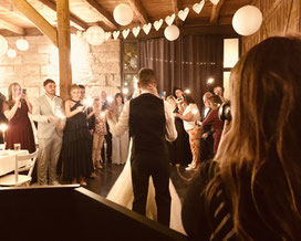 DJ für Hochzeit im Kaidenzeller Hof – Eröffnungstanz des Brautpaares umgeben von Gästen im Kreis