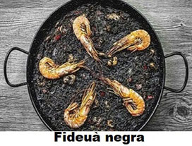 Fideuà negra con coliflor y marisco, plato tradicional de la Comunidad Valenciana.