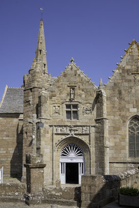 Bild: Eingang in die Chapelle Notre-Dame de la Clarté in Perros-Guirec  