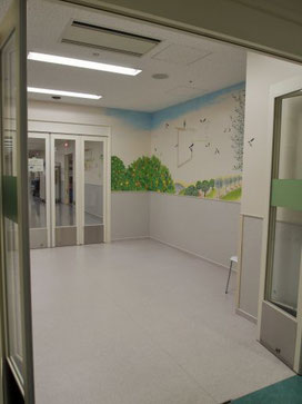 手術室前の部屋には、壁画が描かれている