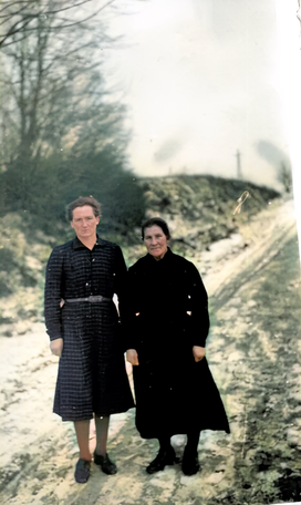 1944: Oma Anna links in Höhe des + Friedhof Schnakeinen. Die Straße aufwärts führte zum Stadtgrund nach Kreuzburg. Rechts stand ihr Wohnhaus auf der Hofstelle Kollien. Links floß der Keygster Fluß.