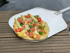 Spargel Pizza mit Serrano Schinken und Sauce Hollandaise vom Grill