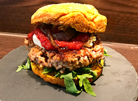 Lamm-Feigen Burger mit karamellisierte Zwiebeln in Kürbis Bun