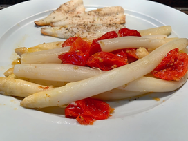 Weißer Spargel mit Tomaten vom Grill