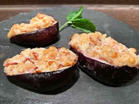 Gegrillte Feigen mit Ziegenkäse, Honig & Haselnusskernen