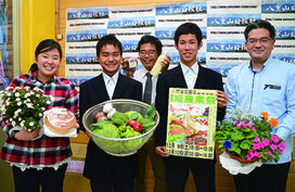 来社して農業祭をPRする生徒ら=5日、八重山日報社