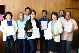 中山市長から農業者らに認定書が手渡された=30日、市役所庁議室