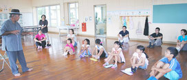 平久保小学校で行われた平和学習での講話=17日午前、同校のランチルーム